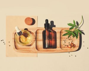 olejki cbd ułozone na drewnianym talerzu