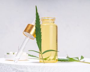 Olejek cbd w szklanej buteleczce z liściem konopi