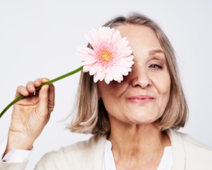 piękna kobieta w okresie menopauzy