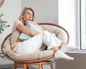 kobieta cierpiąca na objawy menopauzy